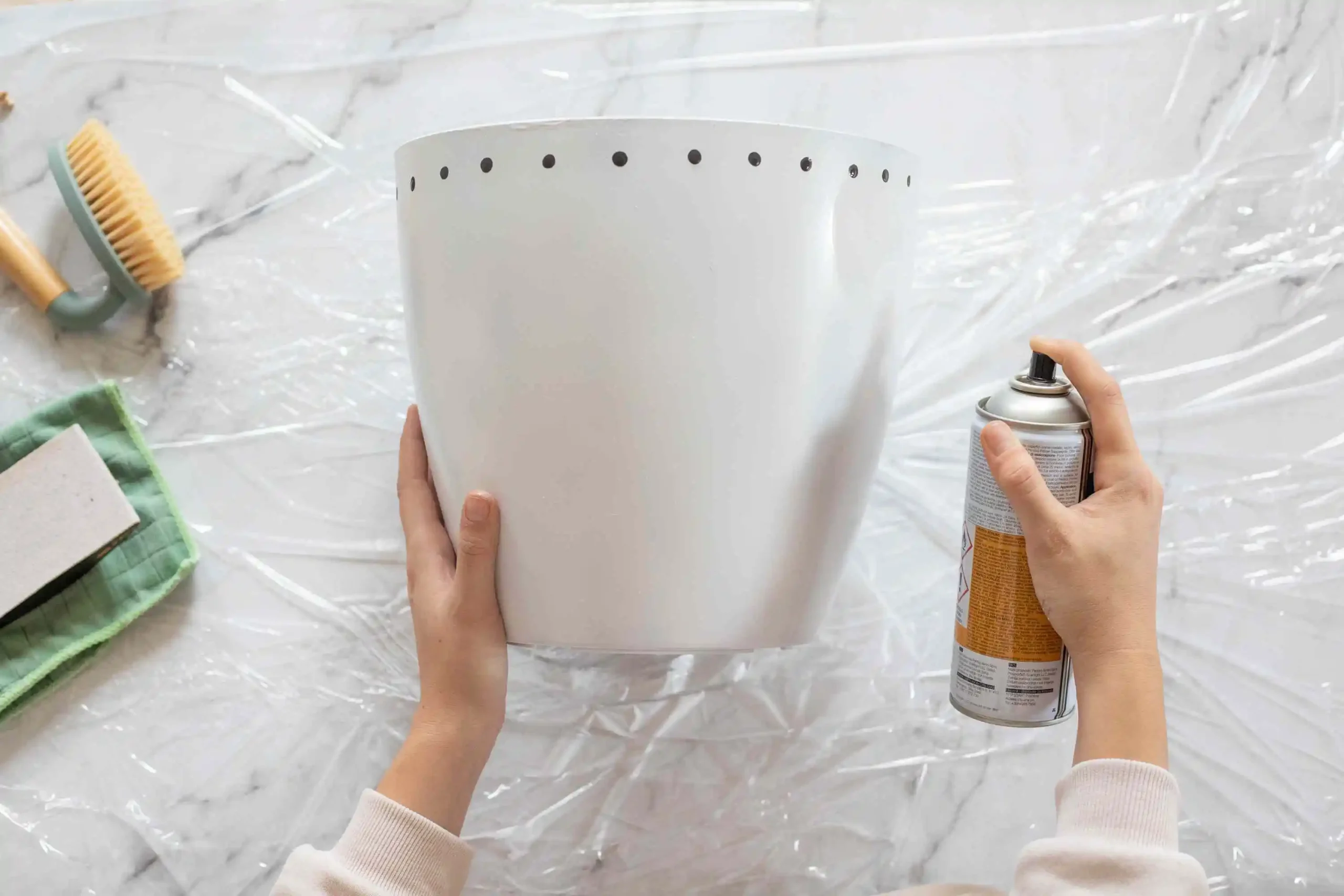 Wie bemalt man Kunststoffbehälter