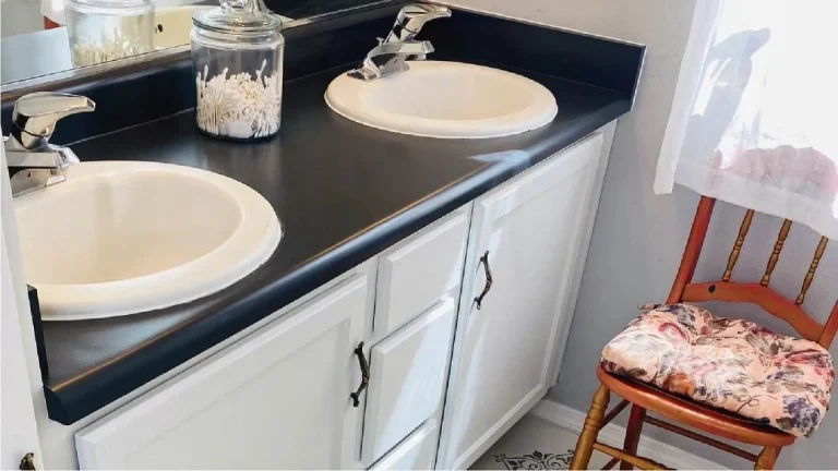 Wie malt man Arbeitsplatten im Badezimmer