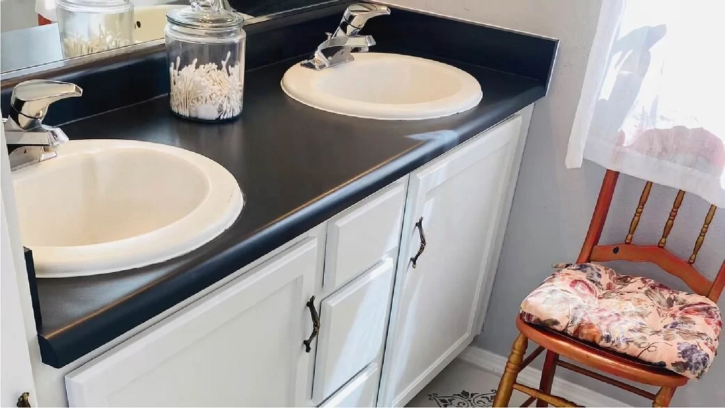 Wie malt man Arbeitsplatten im Badezimmer