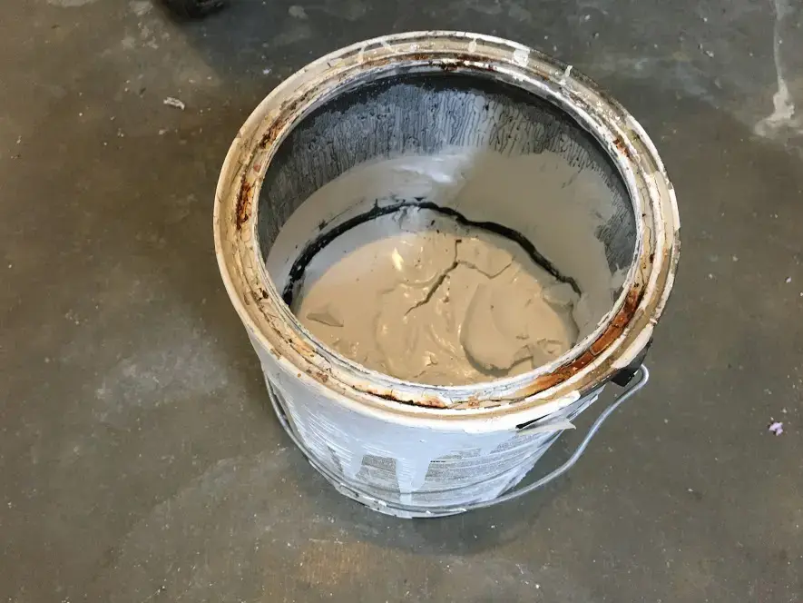 Wie rehydriere ich getrocknete Latexfarbe