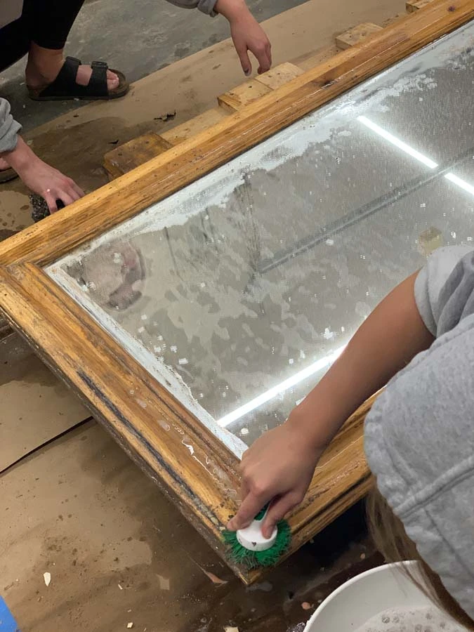 Wie reinigt man einen Spiegel von Farbe